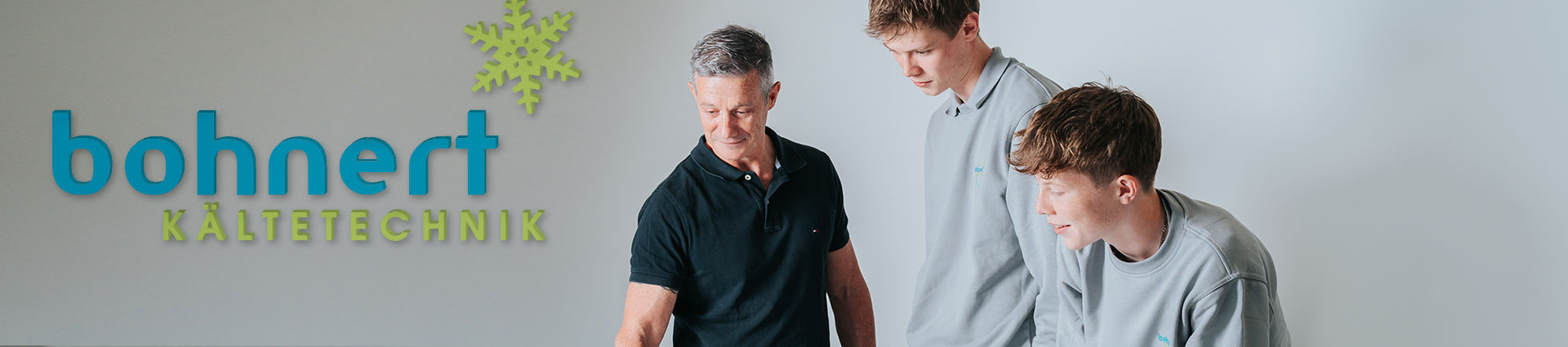 Besprechung Ausbilder mit Auszubildenden symbolisch für Karriere