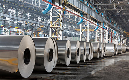 Drei Personen mit unterschiedlichen Alter unterhalten sich im Büro: Symbolisch für Wissenssicherung