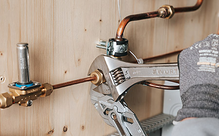 Mehrere Geschäftsleute gehen entspannt die Treppe hoch: Symbolisch für schnell durchstarten