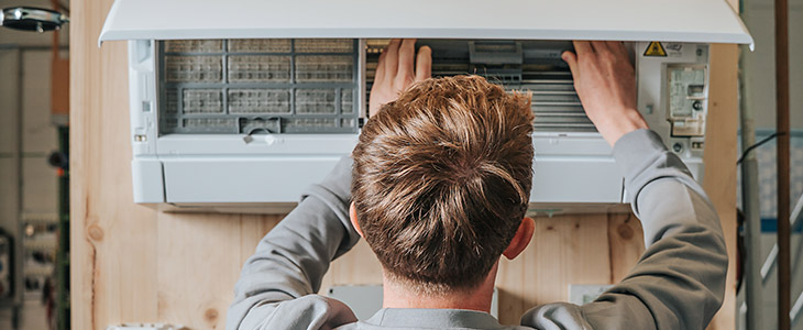 Split-Klimagerät symbolisch für Service Klimatechnik, Kältetechnik